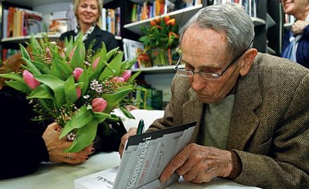 Tadeusz Konwicki cierpliwie podpisywał egzemplarze „Wiatru i pyłu”