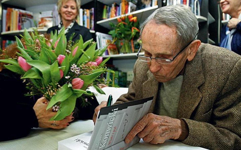 Tadeusz Konwicki cierpliwie podpisywał egzemplarze „Wiatru i pyłu”