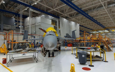 Pierwszy Super Hornet, który przeszedł przegląd połączony z przedłużeniem resursu w zakładach Boeing