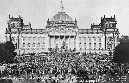Niemcy protestujący pod Reichstagiem po ogłoszeniu postanowień traktatu wersalskiego podpisanego 28 