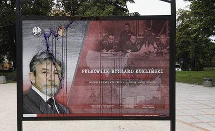 Zniszczone tablice poświęcone płk Rysardowi Kuklińskiemu