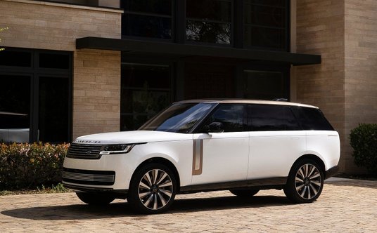 Range Rover to luksus. Cena najdroższej wersji startuje od kwoty 1 465 000 zł