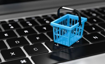 Czy pieniądze od klienta na opłacenie wysyłki towaru są przychodem e-sklepu?