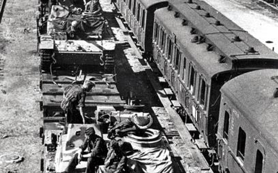 Pododdział pancerny z Dywizji SS „Das Reich” jedzie na front pod Kurskiem, czerwiec 1943 r.