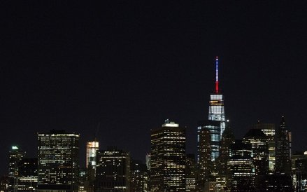 Francuskie barwy narodowe pojawiły się też w Nowym Jorku - na iglicy budynku zbudowanego w miejscu, 