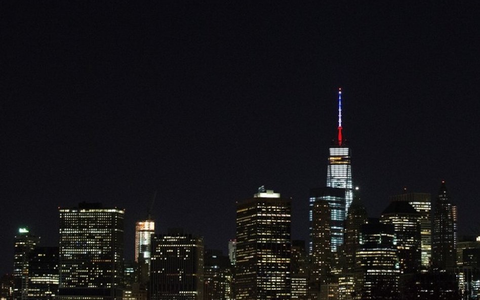 Francuskie barwy narodowe pojawiły się też w Nowym Jorku - na iglicy budynku zbudowanego w miejscu, 