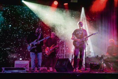 Bogusław Chrabota, redaktor naczelny „Rzeczpospolitej”, z zespołem podczas koncertu.