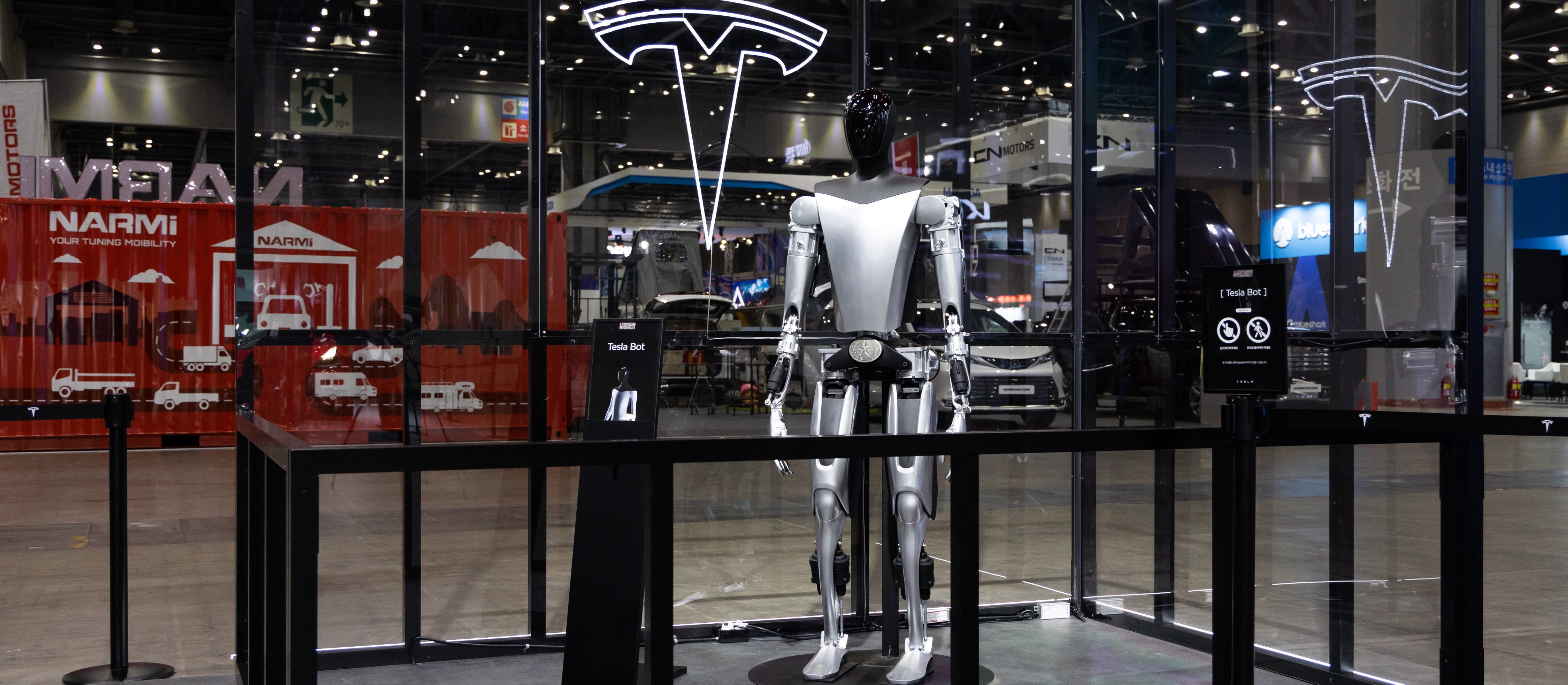 Czy humanoid Elona Muska to tylko zdalnie sterowana atrapa? Burza po wpadce Optimusa