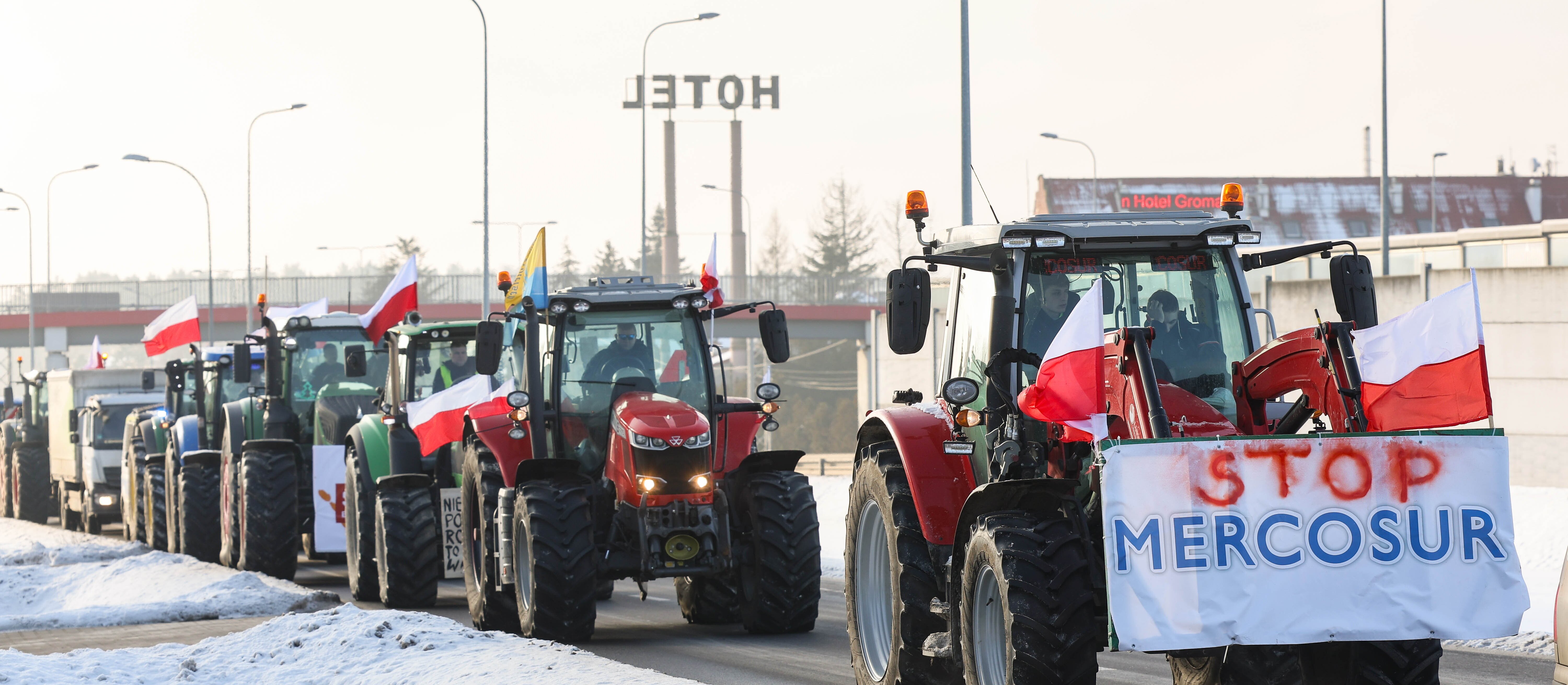 Rolnicy protestują w Warszawie przeciwko Mercosur. Łąmią zakaz wjazdu ciągnikami