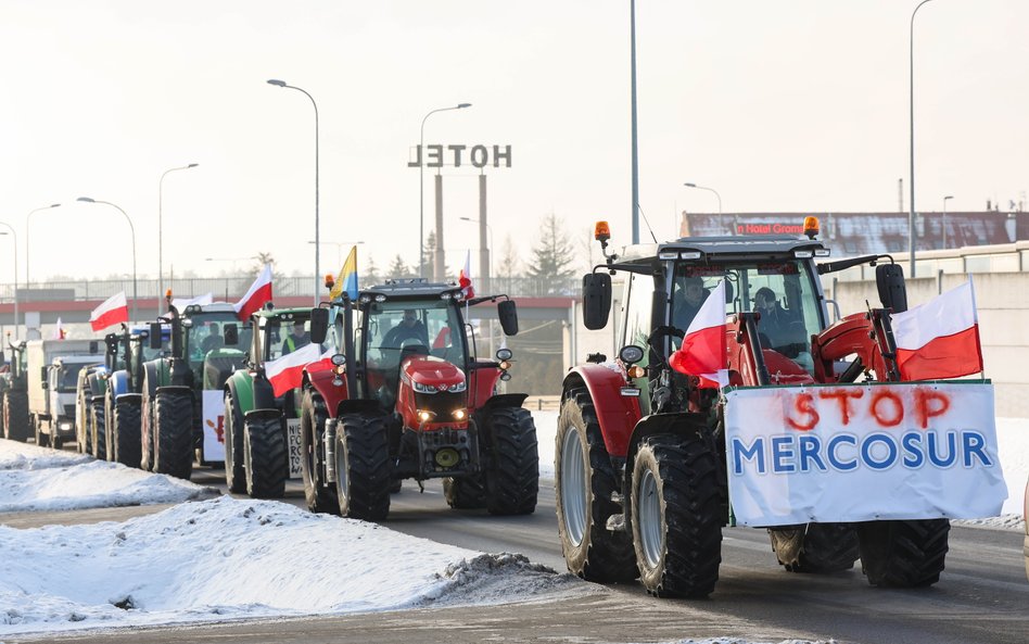 Rolnicy protestują w Warszawie przeciwko Mercosurowi. Łamią zakaz wjazdu ciągnikami