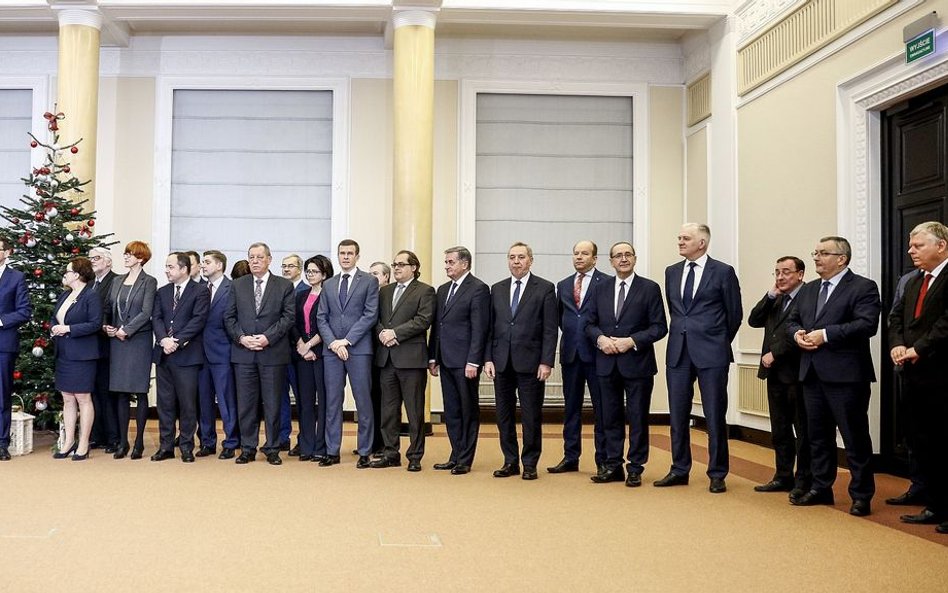 Oficjalnie: Rekonstrukcja w samo południe