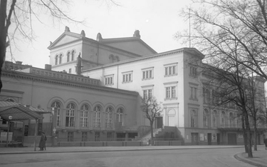 Opera Krolla na zdjęciu z 1930 r. Ważne historycznie miejsce w centrum Berlina. Tam, gdzie stała ope