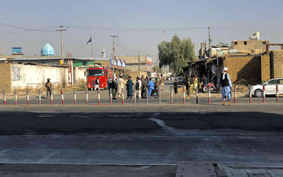 Ludzie zgromadzeni w pobliżu miejsca ataku w Kandaharze