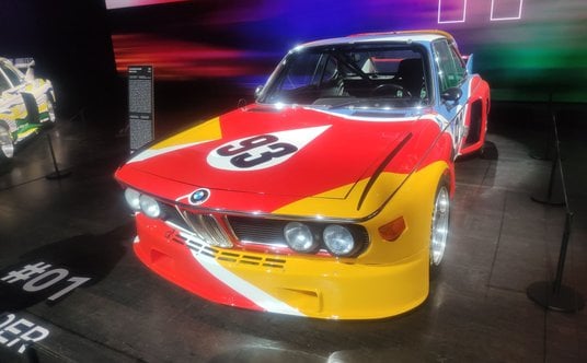Początek kolekcji BMW dało w 1975 roku wyścigowe BMW 3.0 CSL, przekształcone w dzieło sztuki przez A