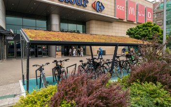 Wyjątkowym elementem wiaty jest zielony dach – system ekstensywny pokryty roślinnością o niewielkich