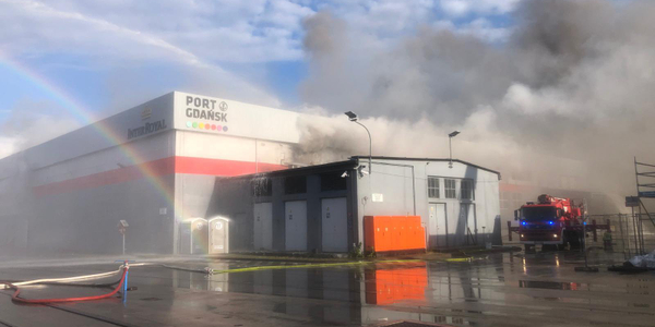 Pożar w porcie w Gdańsku. Strażacy proszą mieszkańców, by zamknęli okna