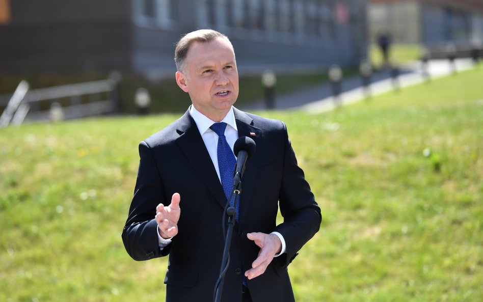 Prezydent Andrzej Duda ogłosił w poniedziałek, że podpisuje ustawę „lex Tusk”