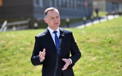 Prezydent Andrzej Duda ogłosił w poniedziałek, że podpisuje ustawę „lex Tusk”
