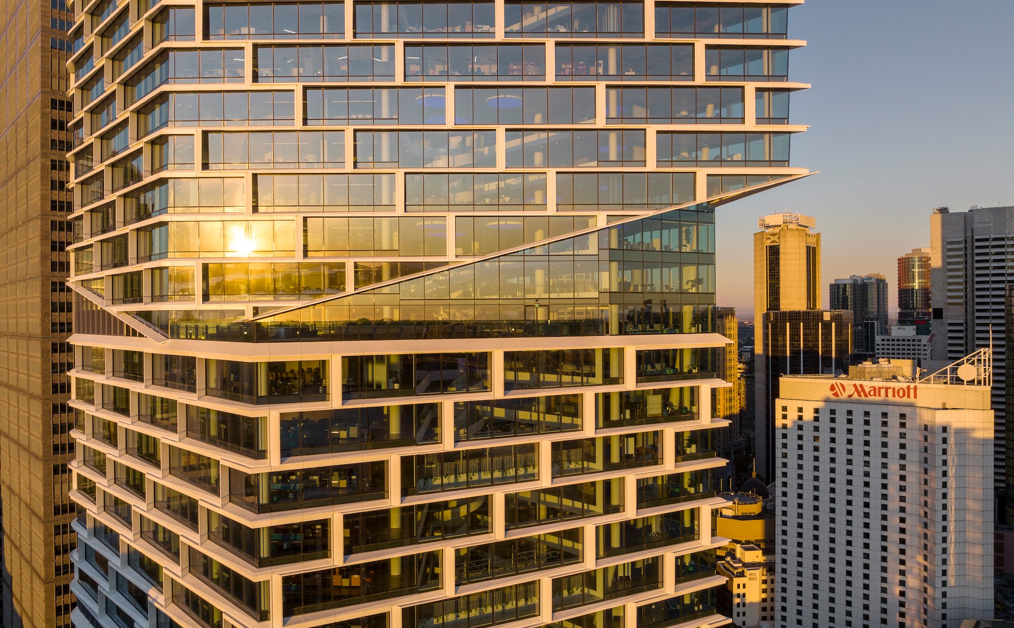 Remont zamiast wyburzenia. Prestiżowe wyróżnienie dla „wieżowca po upcyklingu"