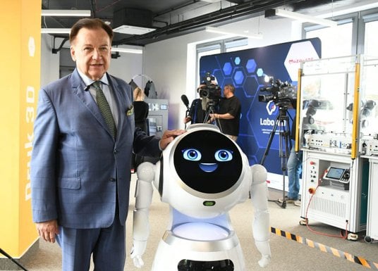 Robot humanoidalny jako asystent, wirtualny symulator holowania samolotu czy operowania żurawiem wie