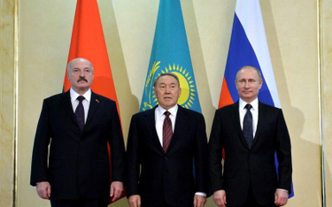 Prezydent Kazachstanu Nursułtan Nazarbajew (w środku) w towarzystwie pezydentów Białorusi i Rosji