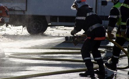 Strażacy podczas gaszenia pożaru.