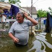 Mężczyzna na zalanym podwórku swojego domu w Afanasijewce, obwód mikołajowski, 10 czerwca 2023 r., p