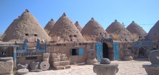 Charakterystyczne, tradycyjne domy w Harranie. Te mają akurat po 300 lat i są udostępniane dla zwied