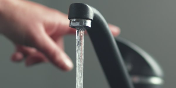 „Dziedzictwo nieefektywności”. Dlaczego usługi wodne są u nas tak drogie?