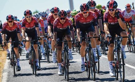 W tym roku w Tour de France grupy Sky już nie ma, ale jej kolarze jadą w innych barwach, bo najbogat