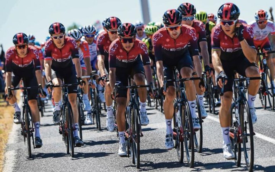 W tym roku w Tour de France grupy Sky już nie ma, ale jej kolarze jadą w innych barwach, bo najbogat