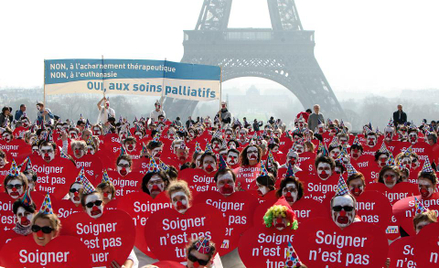 Wielka manifestacja przeciw eutanazji we Francji. Na czerwonych sercach hasło: „Leczyć nie znaczy za