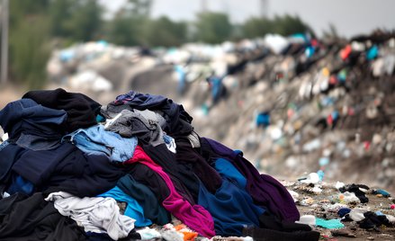 Przeciętny Europejczyk rocznie produkuje 11 kg odpadów tekstylnych. Problemem jest ich zagospodarowa