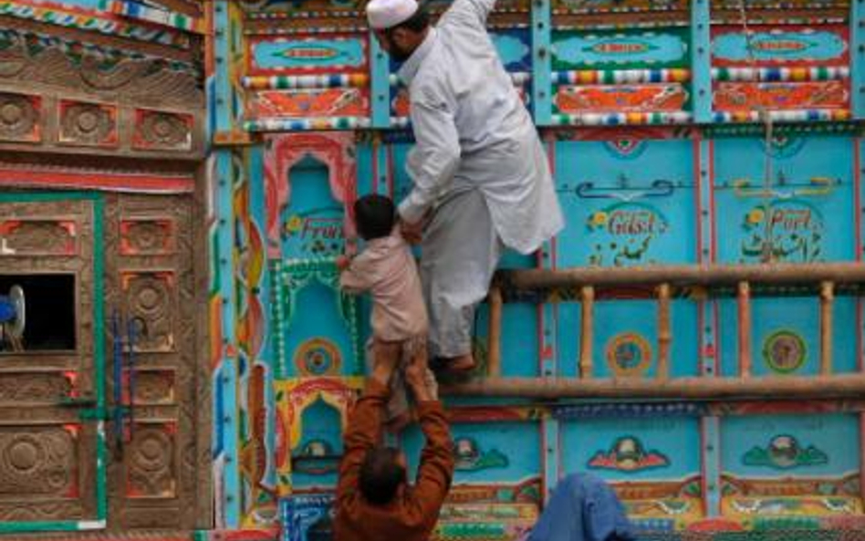 Pakistan, Peszawar. Afańscy uchodźcy przygotowujący się do powrotu do kraju