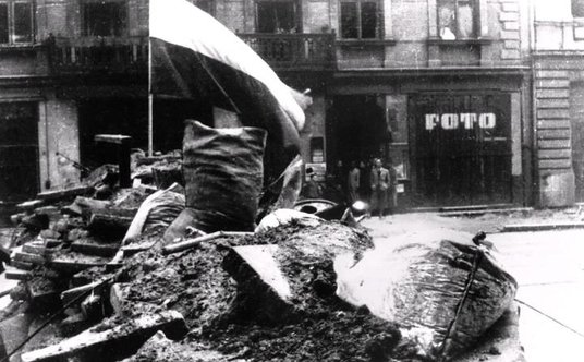 Jedna z licznych barykad na ulicach walczącej Warszawy, sierpień 1944 r.