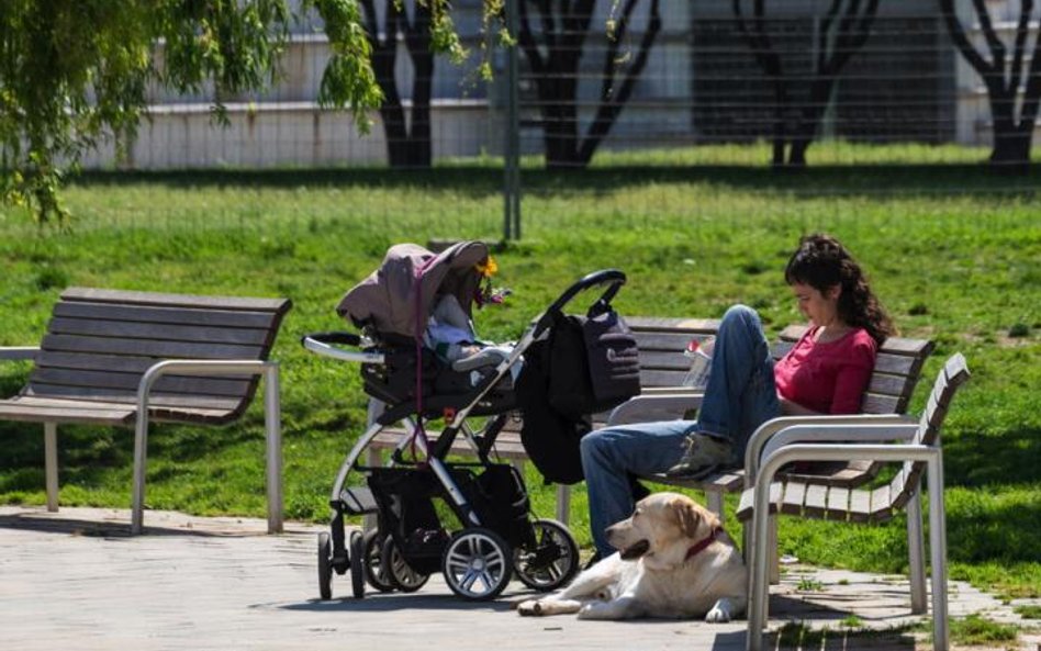 Przez pierwsze 26 tygodni po urodzeniu dziecka dostaje się 100 proc. wynagrodzenia