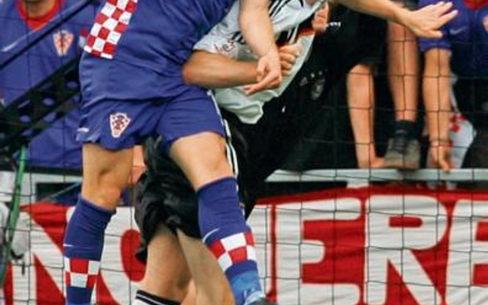 Ivica Olić (z lewej) i Per Mertesacker pod niemiecką bramką