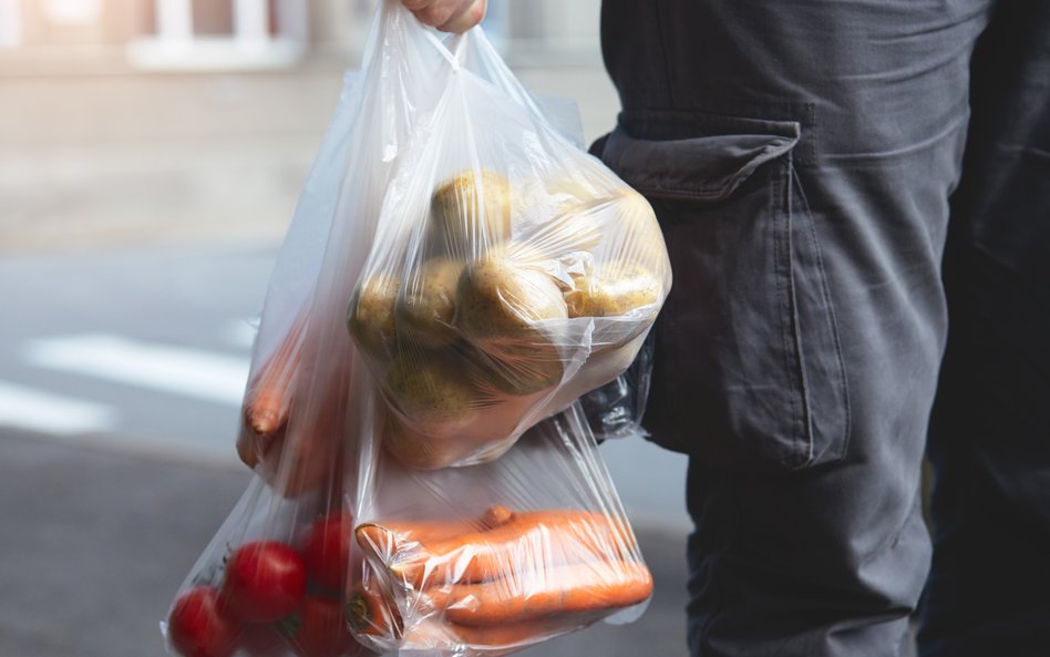 Pierwszy kraj zakazuje plastikowych torebek na świeże produkty