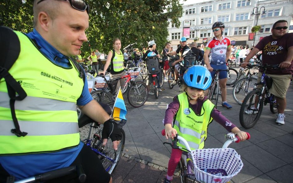 W wypadku roweru i wózka rowerowego dopuszcza się migające światła pozycyjne.