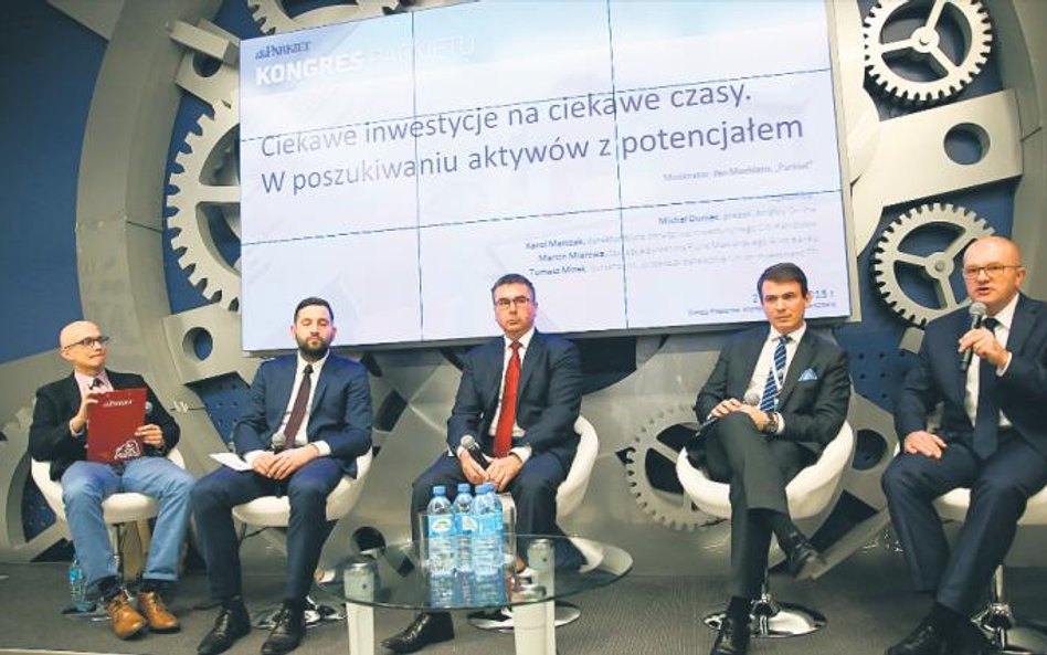 Jan Morbiato z „Parkietu” (pierwszy od lewej), Michał Duniec z Analiz Online, Marcin Mierzwa z Biura