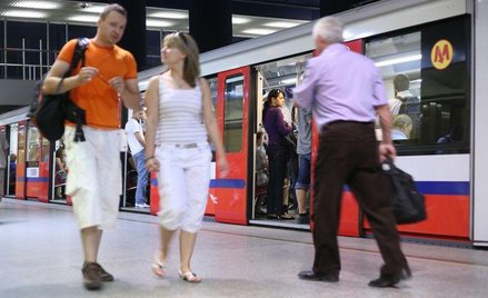 Polacy ze średnim i wyższym wykształceniem mieszkający w dużych miastach częściej korzystają z usług