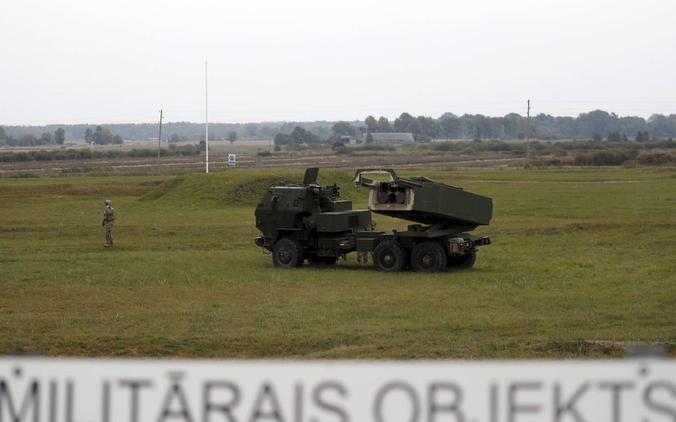 Zestaw HIMARS w czasie ćwiczeń na Łotwie