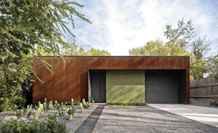 Wzrok przyciąga centralnie umieszczony wielofunkcyjny element, który może być miejscem na banner rek