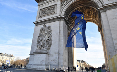 Flaga Unii Europejskiej zdjęta z Łuku Triumfalnego. Le Pen i Zemmour ogłaszają zwycięstwo