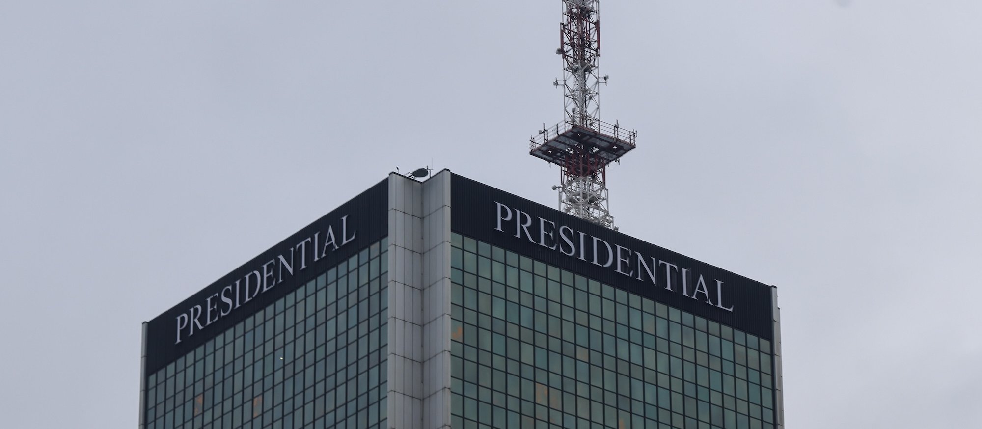 Zapłaci grzywnę, straci rewolwer. Łotysz skazany za wdarcie się do „krytycznej” strefy hotelu