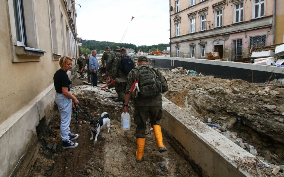 Sprzątanie po powodzi w Głuchołazach