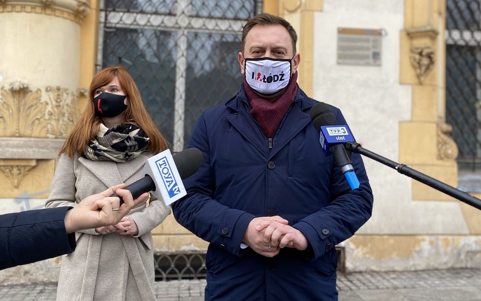 Poseł Lewicy: Wychodzi, że na pasterce koronawirus niegroźny, w sylwestra - tak