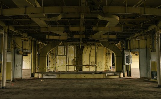 Niegdyś luksusowe, obecnie ogołocone wnętrza statku w 2020 roku.