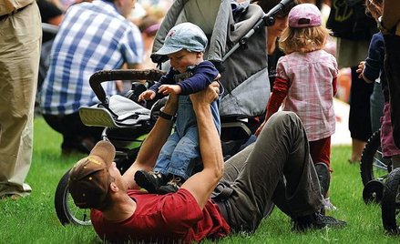 Ojcowie często pragną mieć więcej czasu dla rodziny, ale nie chcą pogarszać jej warunków życia – mów