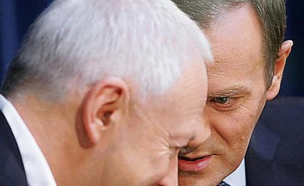 Minister Michał Boni i premier Donald Tusk co innego obiecują drugiej stronie, a co innego realizują